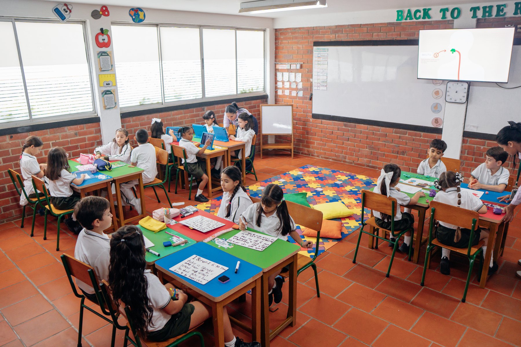 Estudiantes trabajando en el aula