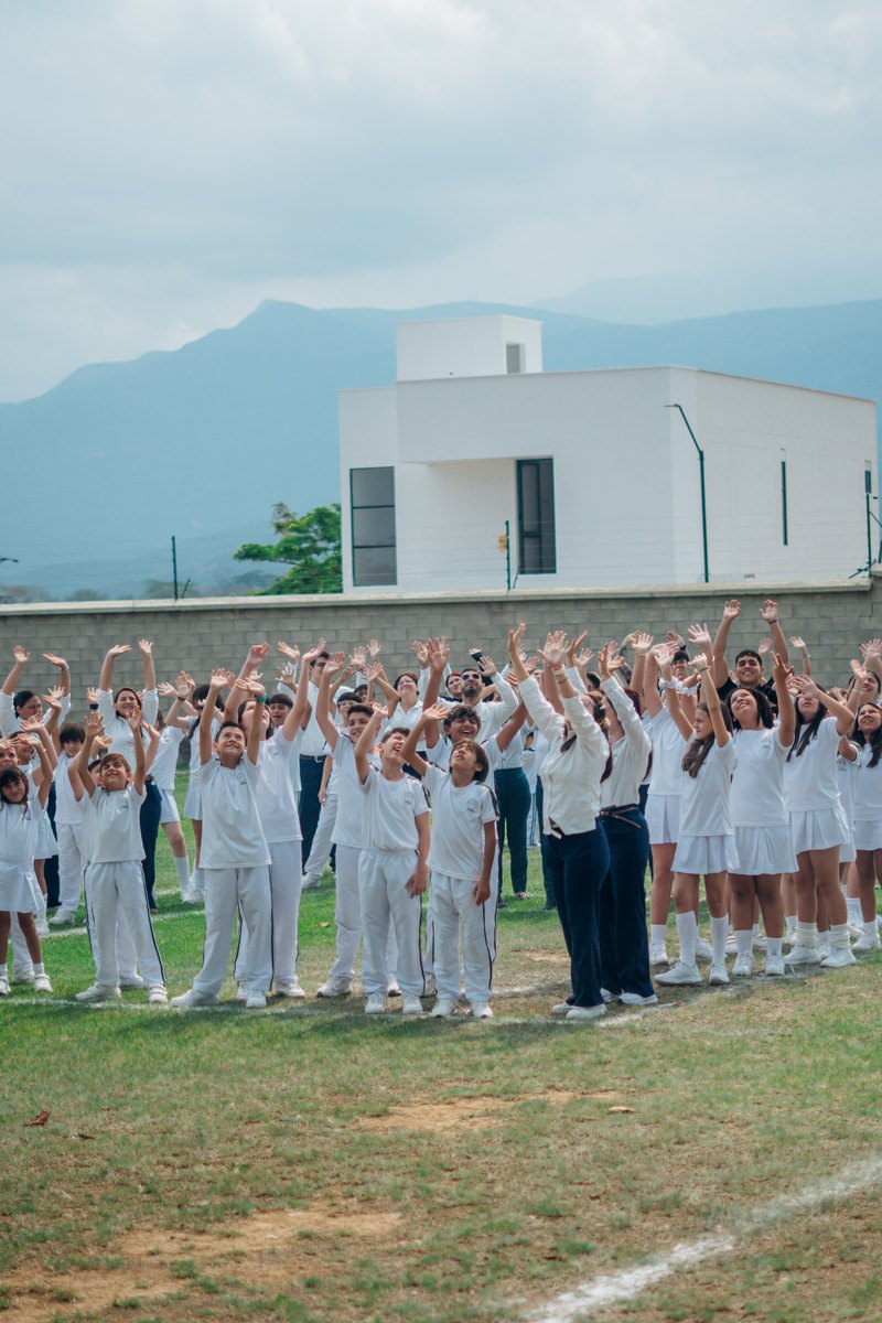 Comunidad educativa del Gimnasio Los Almendros