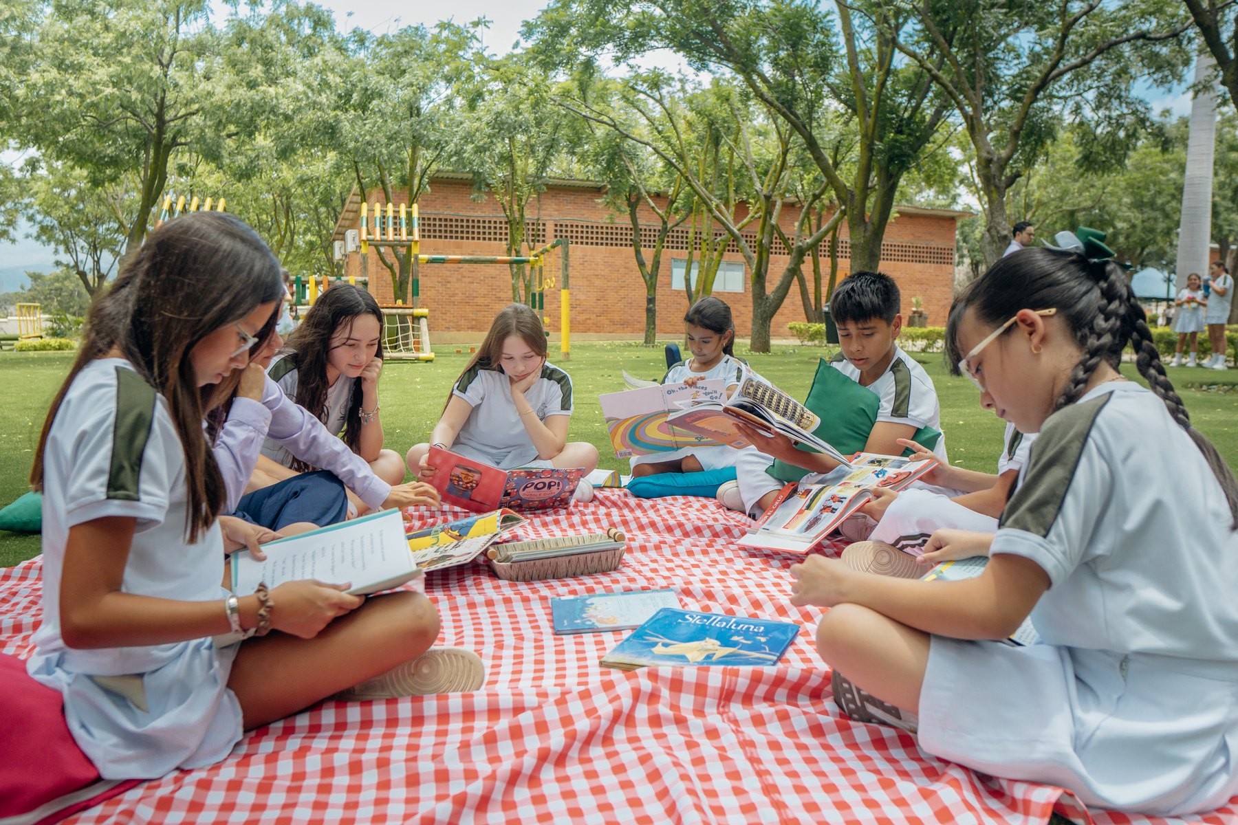 Estudiantes aprendiendo al aire libre