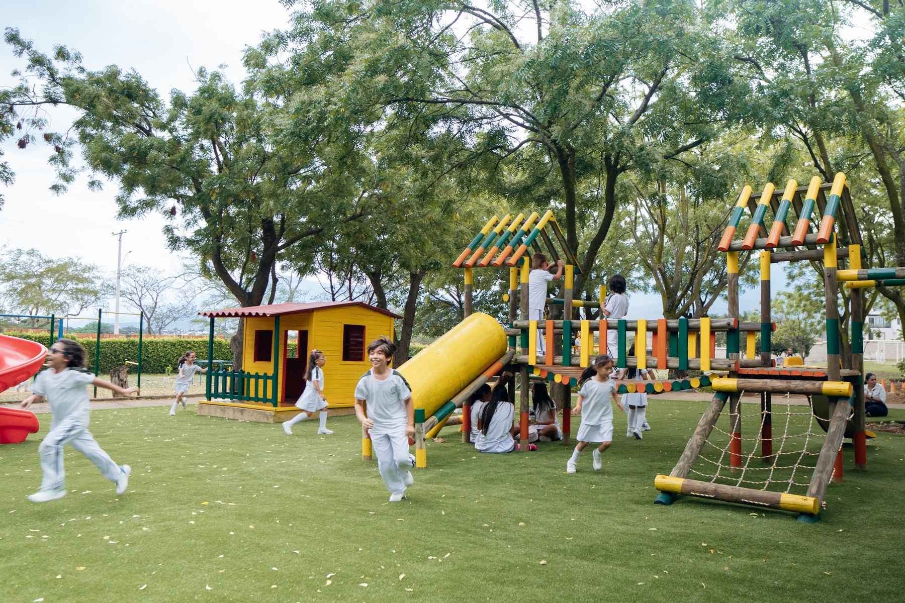 Estudiantes participando en una actividad deportiva